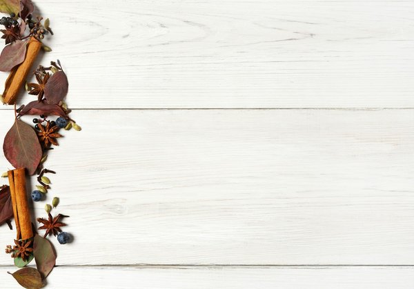 Patere bois blanc et meuble blanc sur mur blanc